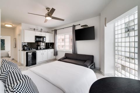 Best Location SOBE Top Floor 2 min to beach & fun House in Flamingo Lummus