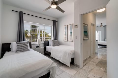 Best Location SOBE Top Floor 2 min to beach & fun House in Flamingo Lummus