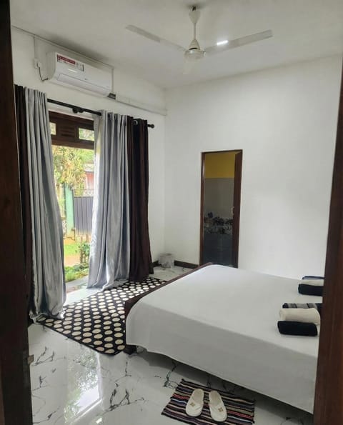 Bed, Bathroom, Bedroom, air conditioner