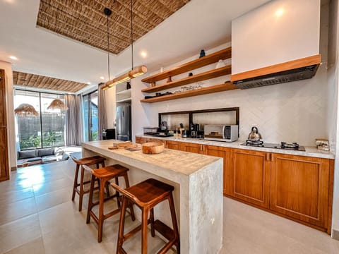 Villa Umayu - 3 BR Comfort Bliss Villa near Nyanyi Beach Villa in Kediri