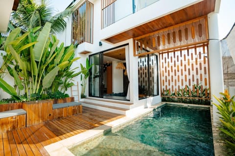 Villa Umayu - 3 BR Comfort Bliss Villa near Nyanyi Beach Villa in Kediri