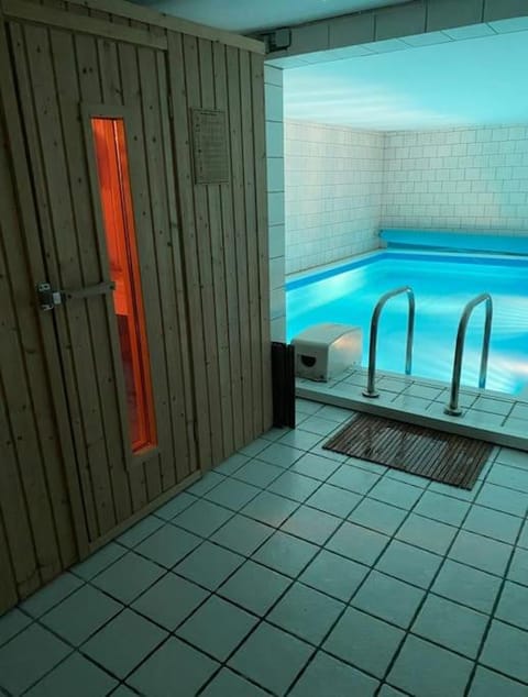 Sauna, Swimming pool