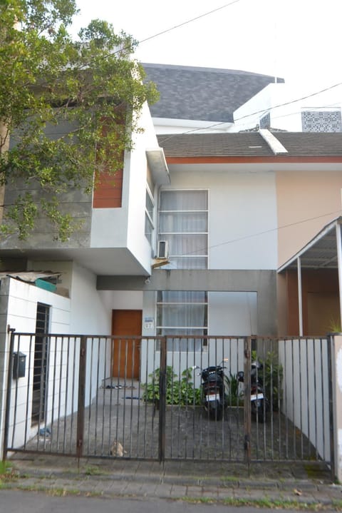 Property building, Day, Neighbourhood