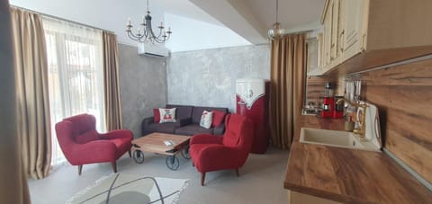 Coffee/tea facilities, Kitchen or kitchenette, Living room, Seating area, Dining area, oven, pet friendly, stove