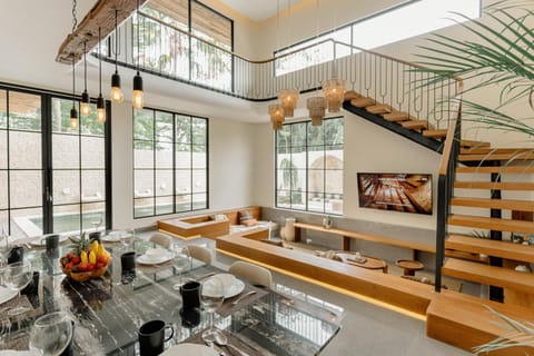 LUX Casa Amore 4BR pick up from airport security PlayStation and Netflix Villa in Kuta