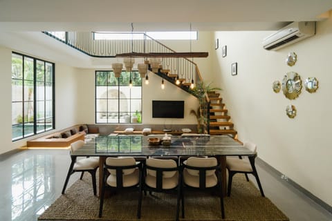 LUX Casa Amore 4BR pick up from airport security PlayStation and Netflix Villa in Kuta