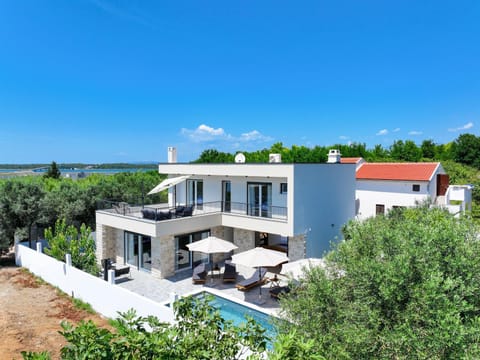 Property building, Patio, Spring, Natural landscape, Garden, Balcony/Terrace, Seating area, Garden view, Pool view, Swimming pool, sunbed