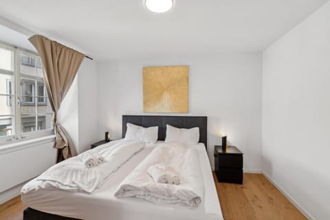 Bed, Photo of the whole room, Bedroom, Family, towels