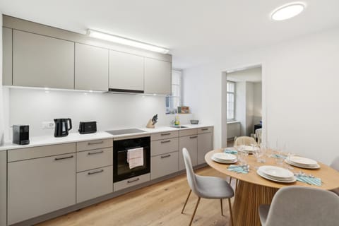 Coffee/tea facilities, Kitchen or kitchenette, Dining area, dishwasher, oven, stove, toaster