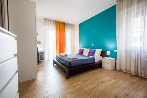 Bed, Photo of the whole room, Decorative detail, Seating area, Bedroom, furniture, wardrobe, air conditioner
