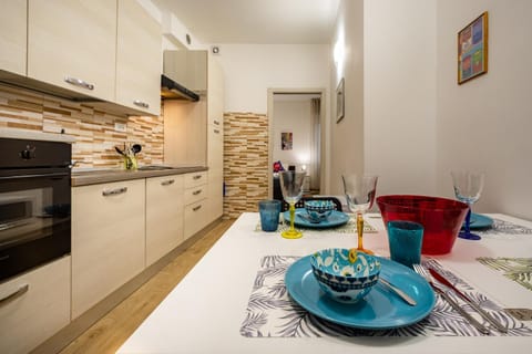 Kitchen or kitchenette, Dining area, minibar, pet friendly, stove