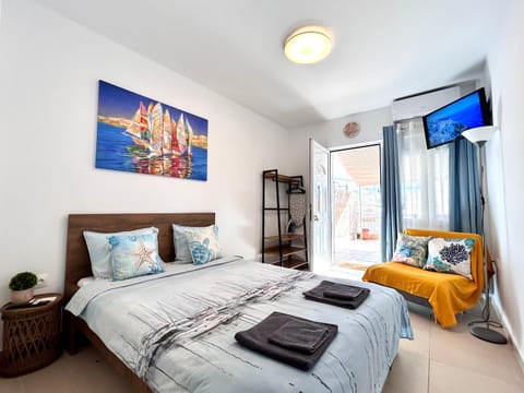 Bed, TV and multimedia, Photo of the whole room, Seating area, towels, air conditioner