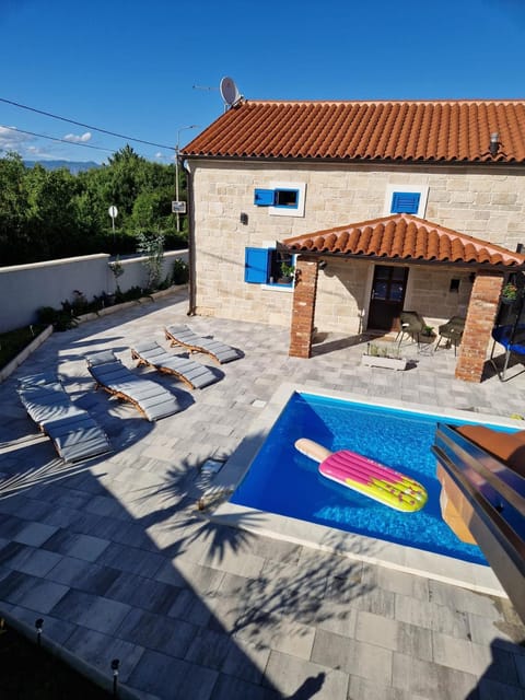 Property building, Patio, Day, Pool view, Swimming pool, sunbed