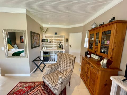 Coffee/tea facilities, Kitchen or kitchenette, Seating area, microwave, toaster