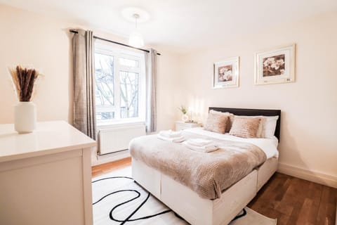 Property building, Bed, Bedroom