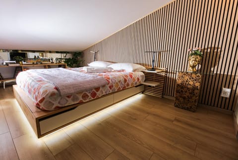 Bed, Photo of the whole room, Bedroom