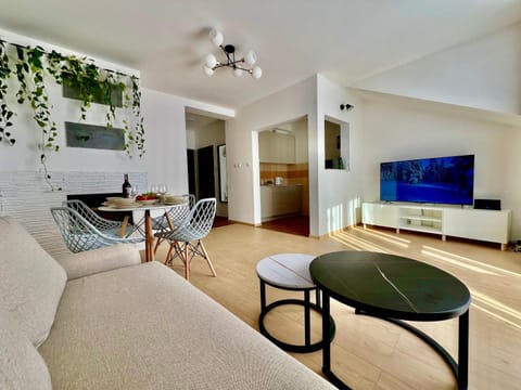 Communal lounge/ TV room, TV and multimedia, Living room, Seating area, Dining area, Evening entertainment