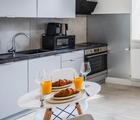 Coffee/tea facilities, Kitchen or kitchenette, Dining area, Food, oven, kitchen