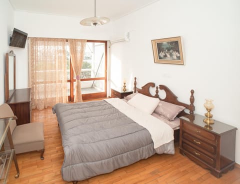 Bed, TV and multimedia, Bedroom