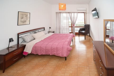 Bed, TV and multimedia, Bedroom