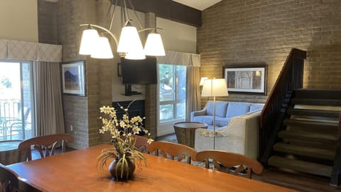 3 BR Alpine Loft in Ski Lodge - 5 min bus to Vail Apartment in Vail