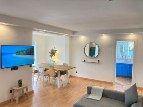 TV and multimedia, Living room, Seating area, Dining area