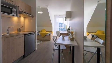 Kitchen or kitchenette, Dining area, minibar, stove