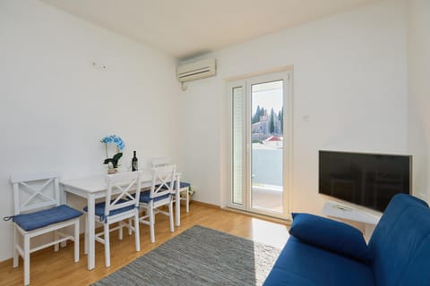 TV and multimedia, Living room, Dining area
