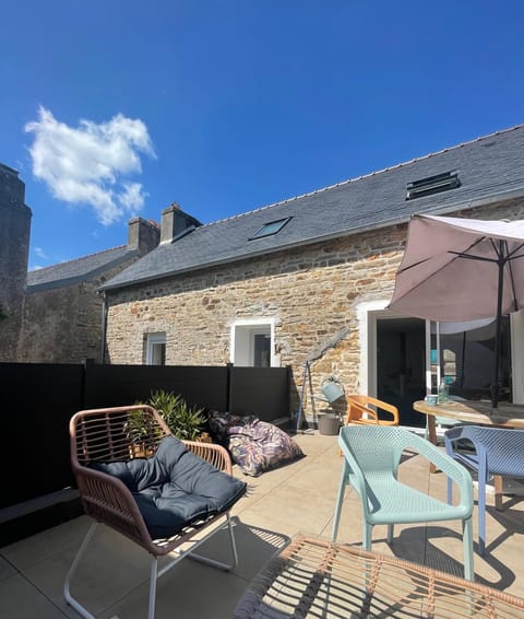 Property building, Summer, Balcony/Terrace, Inner courtyard view