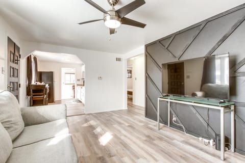 Covered Patio, Gas Grill and Yard Sheridan Home! House in Englewood