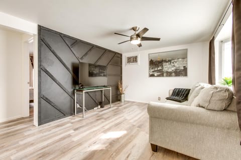 Covered Patio, Gas Grill and Yard Sheridan Home! House in Englewood