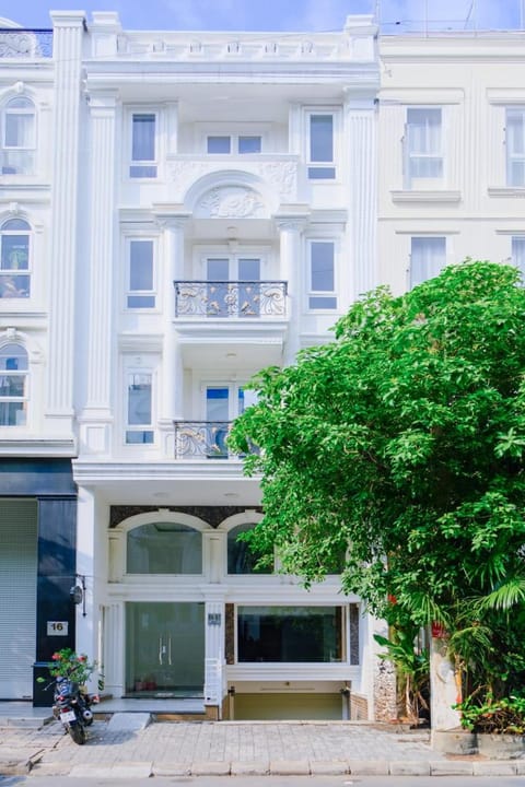 Property building, Facade/entrance, Day