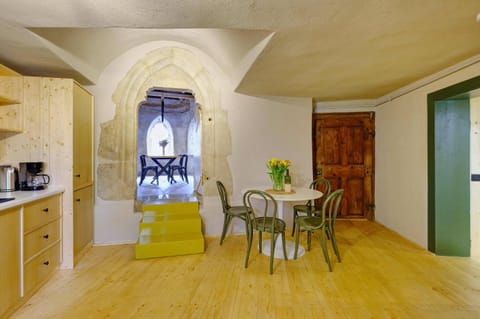 Kitchen or kitchenette, Living room, Seating area, Dining area