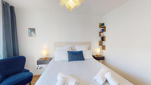 Bed, Photo of the whole room, Bedroom, towels