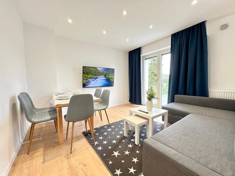 Communal lounge/ TV room, TV and multimedia, Living room, Seating area, Dining area, Evening entertainment