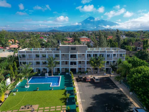 Property building, Nearby landmark, Spring, Day, Neighbourhood, Natural landscape, Bird's eye view, City view, Mountain view, Pool view, Swimming pool, Location, Parking