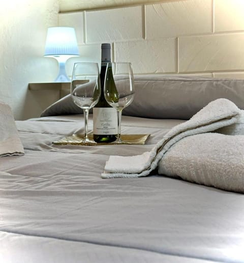 Bed, Food and drinks, Photo of the whole room, Bedroom, Drinks