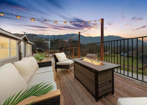 Patio, View (from property/room), Balcony/Terrace, Lounge or bar, Seating area, Mountain view, sunbed