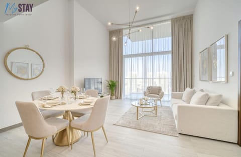 Communal lounge/ TV room, TV and multimedia, Living room, Dinner, Family, air conditioner