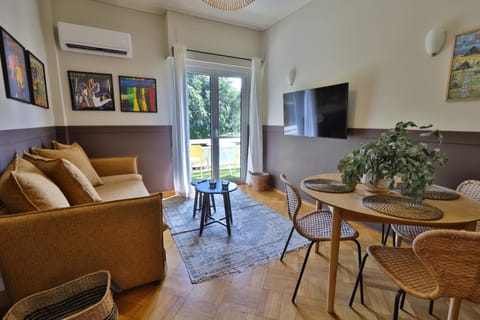 Communal lounge/ TV room, TV and multimedia, Living room, Seating area, Dining area, air conditioner