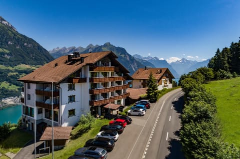 Property building, Natural landscape, Bird's eye view, Lake view, Mountain view