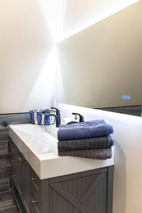 Walk to ND, Hot Tub, Lux Kitchen, Pet Friendly House in South Bend