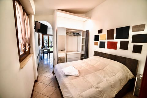 Bed, TV and multimedia, Photo of the whole room, Bedroom, towels