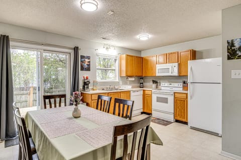 9 Mi to Downtown Indianapolis Quiet Home with Yard House in Perry Township