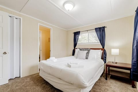 15mins to Downtown- Adorable on Taylor Both Units House in West Columbia