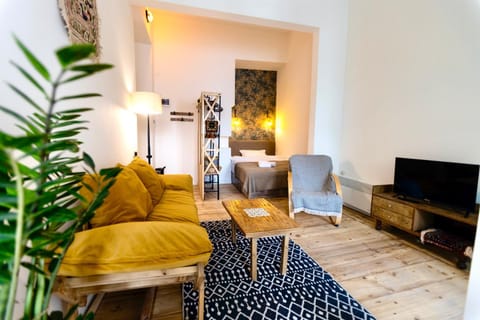 Bed, Living room, Photo of the whole room