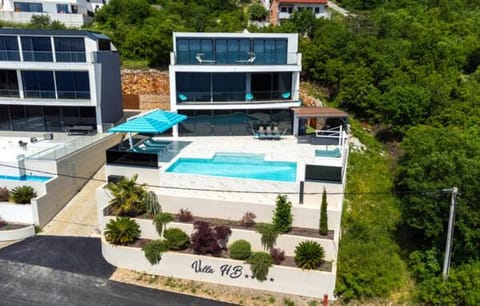 Property building, Day, Pool view, Swimming pool, sunbed