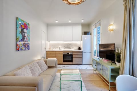 Kitchen or kitchenette, Living room, minibar, pet friendly