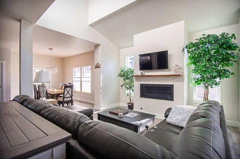 TV and multimedia, Living room, Seating area, Dining area