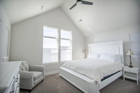 Bed, Seating area, Bedroom